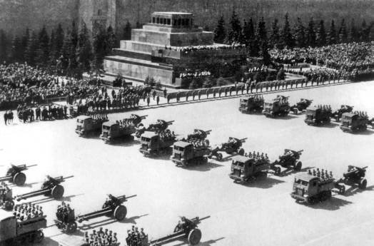 Неизвестный 1941. Остановленный блицкриг. - _06_stz5_red_square.jpg