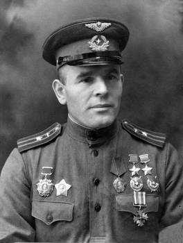 Великие советские асы. 100 историй о героических боевых летчиках - i_004.jpg