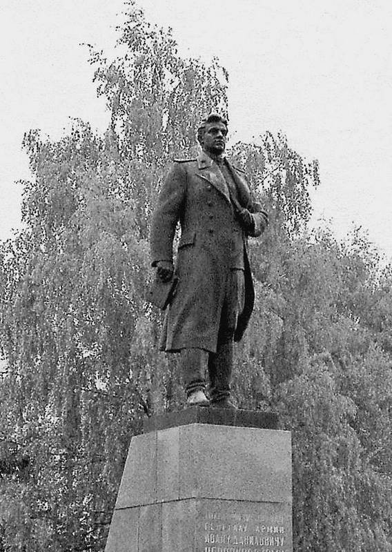 Генерал армии Черняховский - i_041.jpg