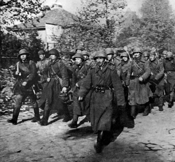 1945. Последний круг ада. Флаг над Рейхстагом - i_017.jpg