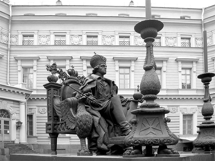 Люди Зимнего дворца. Монаршие особы, их фавориты и слуги - i_054.jpg
