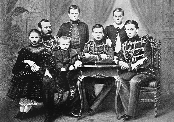 Люди Зимнего дворца. Монаршие особы, их фавориты и слуги - i_135.jpg