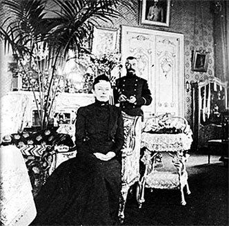 Люди Зимнего дворца. Монаршие особы, их фавориты и слуги - i_165.jpg