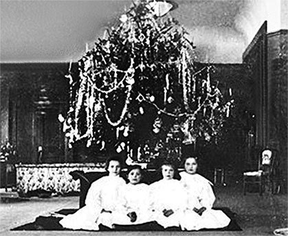 Люди Зимнего дворца. Монаршие особы, их фавориты и слуги - i_287.jpg