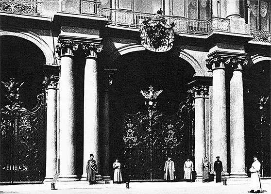 Люди Зимнего дворца. Монаршие особы, их фавориты и слуги - i_373.jpg