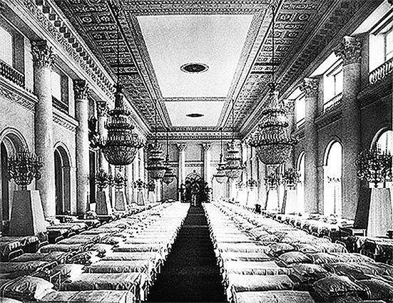 Люди Зимнего дворца. Монаршие особы, их фавориты и слуги - i_446.jpg