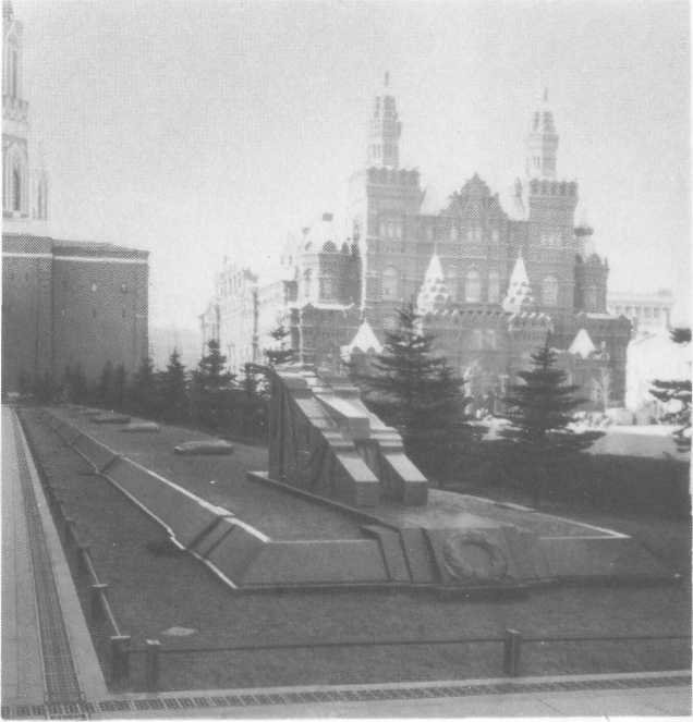 У Кремлевской стены (сборник) - i_205.jpg