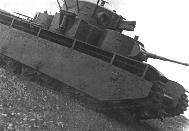 Советский тяжелый танк Т-35<br />(«Сталинский монстр») - i_037.jpg