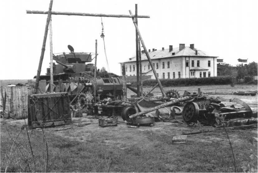 Советский тяжелый танк Т-35<br />(«Сталинский монстр») - i_116.jpg